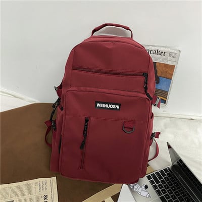 Ležérny pánsky batoh s nápisom a 3D prvkom