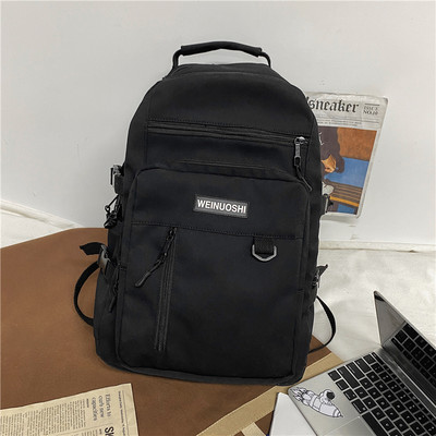 Ležérny pánsky batoh s nápisom a 3D prvkom