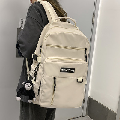 Ležérny pánsky batoh s nápisom a 3D prvkom