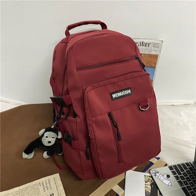 Ležérny pánsky batoh s nápisom a 3D prvkom