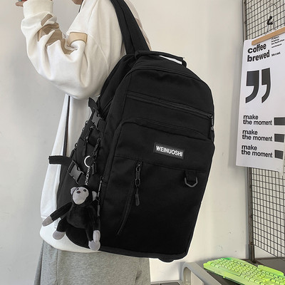 Ležérny pánsky batoh s nápisom a 3D prvkom