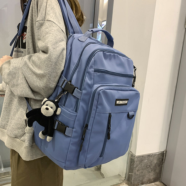 Ležérny pánsky batoh s nápisom a 3D prvkom