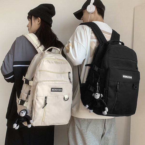 Ležérny pánsky batoh s nápisom a 3D prvkom