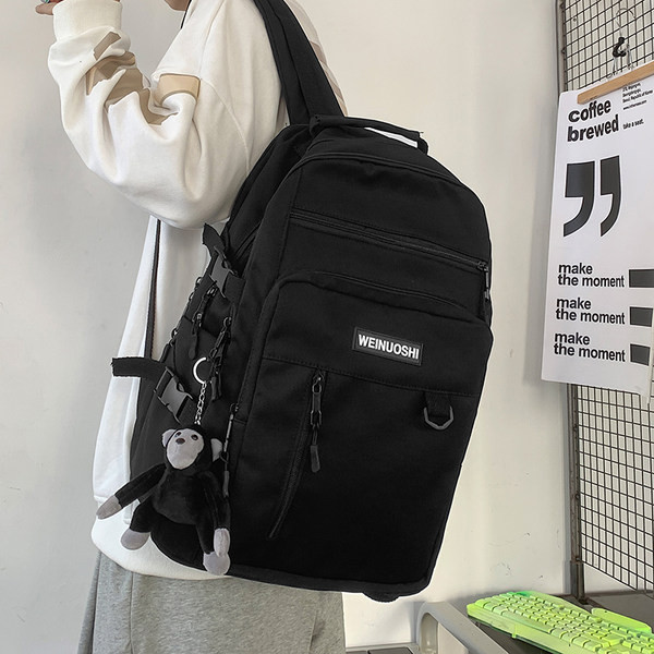 Ležérny pánsky batoh s nápisom a 3D prvkom