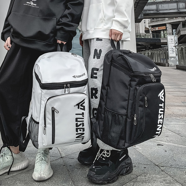 Textilný batoh s logom a zapínaním na zips pre mužov