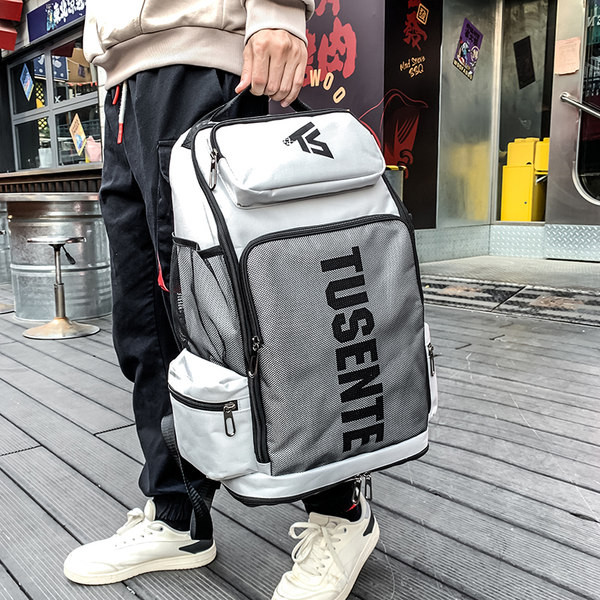 Férfi hátizsák hálóval és külső zsebekkel