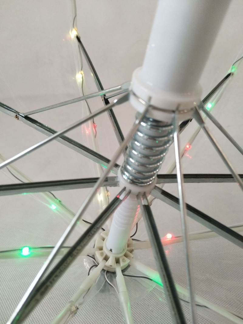 Radošs jauns, vēss lietussargs ar gaismas diodēm, 8 caurspīdīgi rievoti ar zibspuldzes roktura lietussargiem