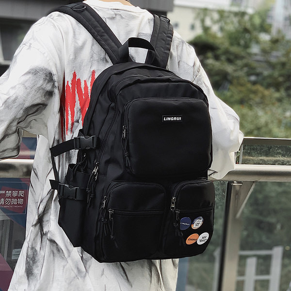 Pánsky ležérny batoh v tmavej farbe