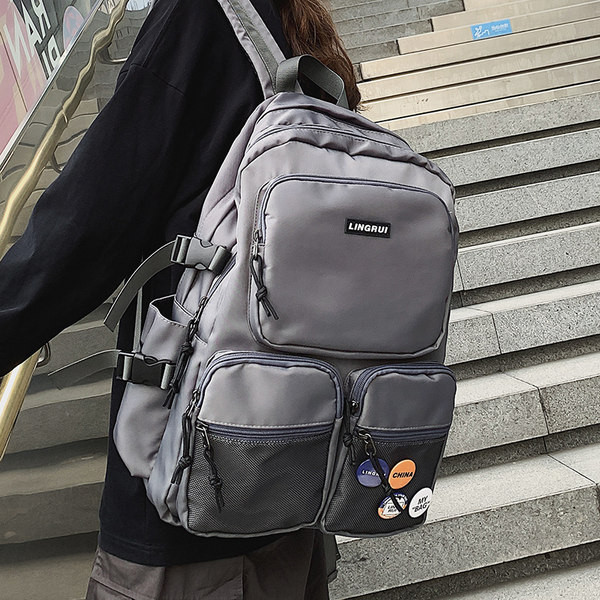 Pánsky ležérny batoh v tmavej farbe