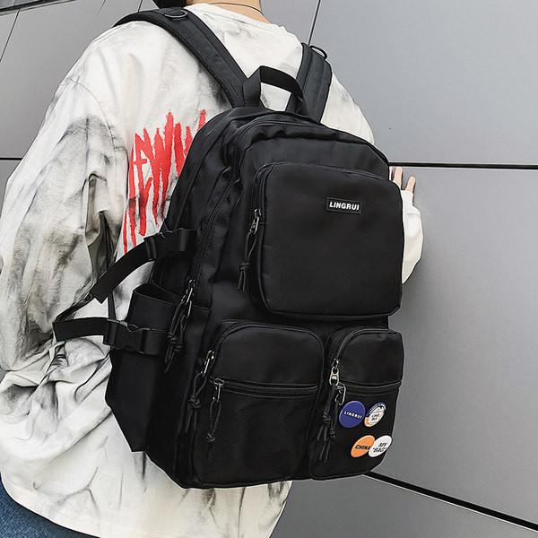 Pánsky ležérny batoh v tmavej farbe