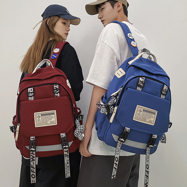 Moderan muški ruksak s natpisom i 3D elementom