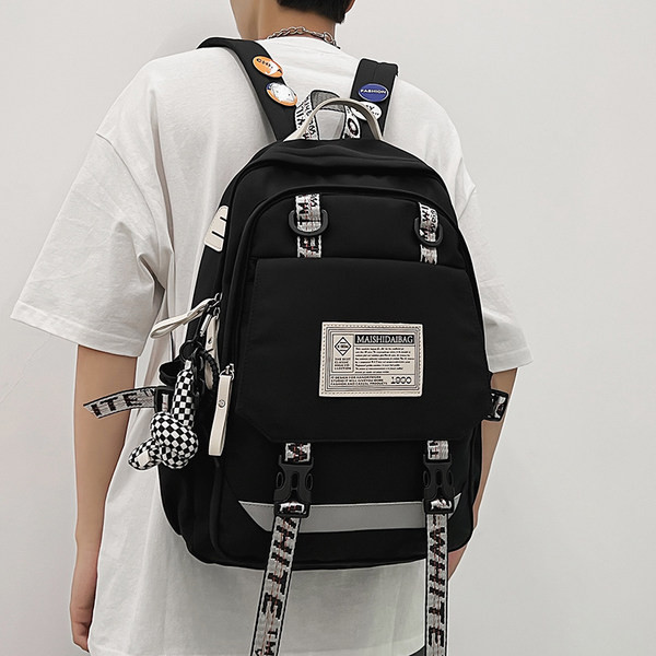 Moderan muški ruksak s natpisom i 3D elementom