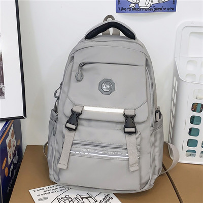 Štvorcový textilný batoh pre mužov s plastovým zapínaním