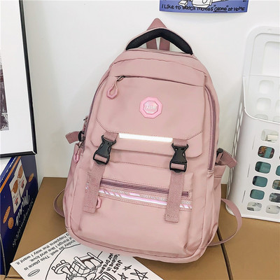 Štvorcový textilný batoh pre mužov s plastovým zapínaním