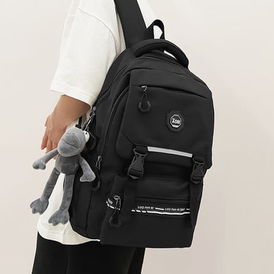 Štvorcový textilný batoh pre mužov s plastovým zapínaním