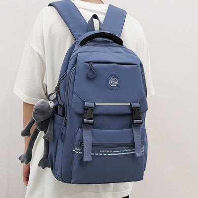 Štvorcový textilný batoh pre mužov s plastovým zapínaním