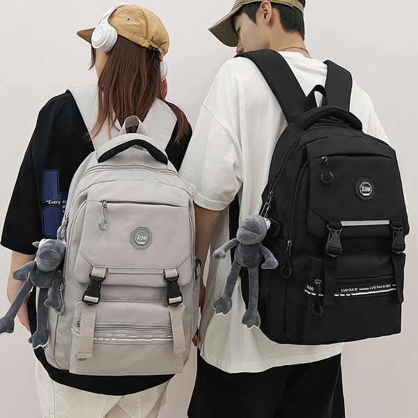 Štvorcový textilný batoh pre mužov s plastovým zapínaním