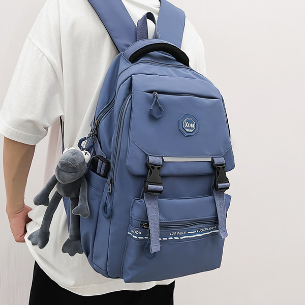 Štvorcový textilný batoh pre mužov s plastovým zapínaním