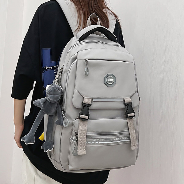 Štvorcový textilný batoh pre mužov s plastovým zapínaním