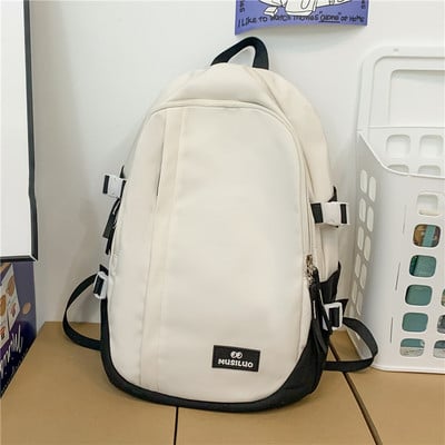 Pánsky batoh s nápisom a 3D prvkom vhodný na každodenné nosenie