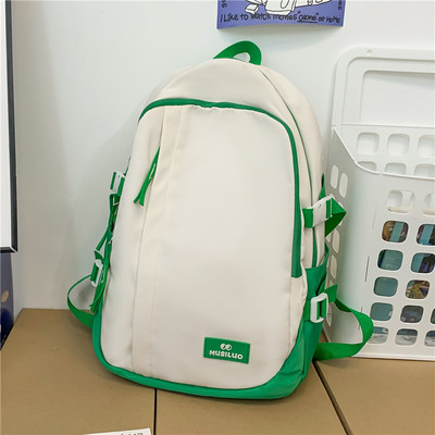 Pánsky batoh s nápisom a 3D prvkom vhodný na každodenné nosenie