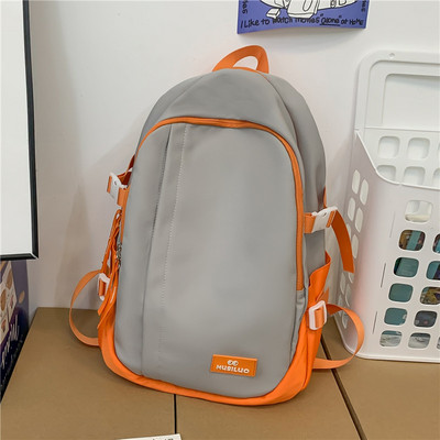 Pánsky batoh s nápisom a 3D prvkom vhodný na každodenné nosenie