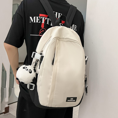 Pánsky batoh s nápisom a 3D prvkom vhodný na každodenné nosenie