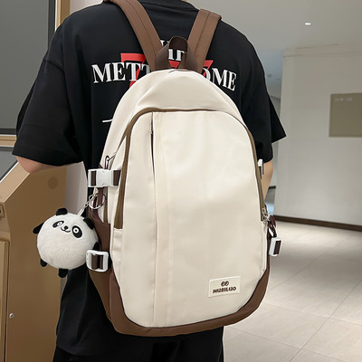 Pánsky batoh s nápisom a 3D prvkom vhodný na každodenné nosenie