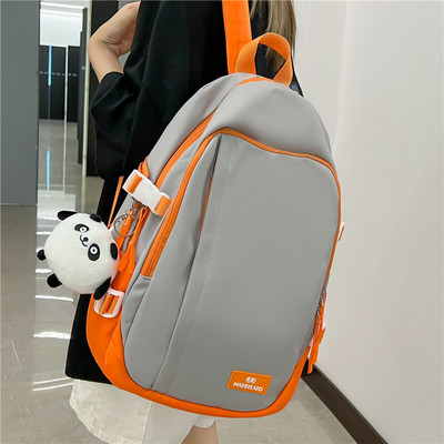 Pánsky batoh s nápisom a 3D prvkom vhodný na každodenné nosenie