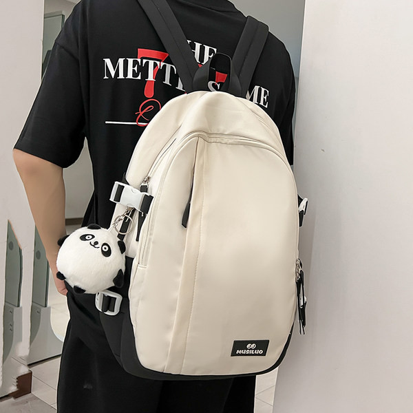 Pánsky batoh s nápisom a 3D prvkom vhodný na každodenné nosenie