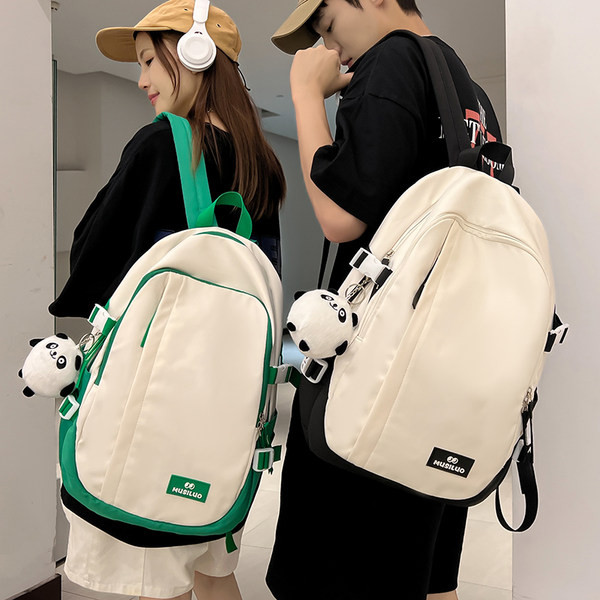 Pánsky batoh s nápisom a 3D prvkom vhodný na každodenné nosenie