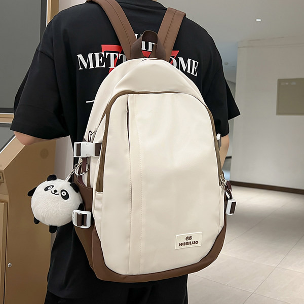 Pánsky batoh s nápisom a 3D prvkom vhodný na každodenné nosenie