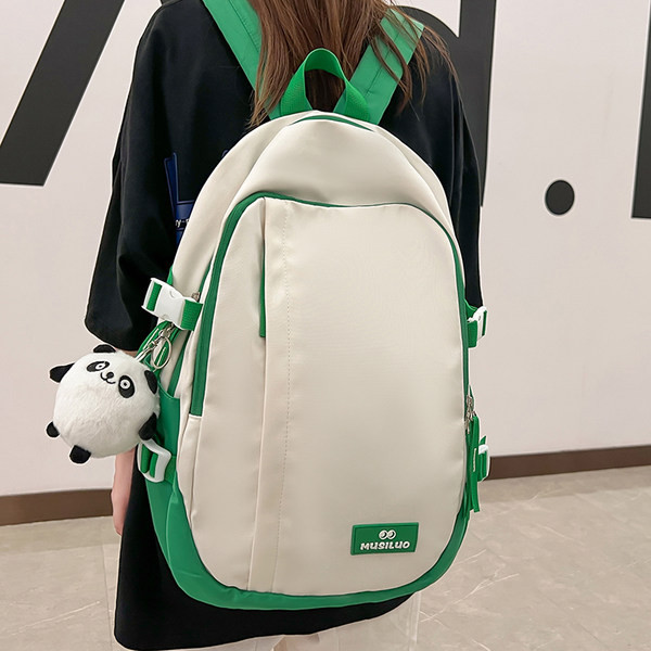 Pánsky batoh s nápisom a 3D prvkom vhodný na každodenné nosenie