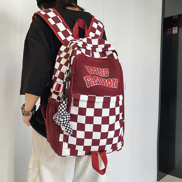 Nový model batohu s nápisom pre mužov