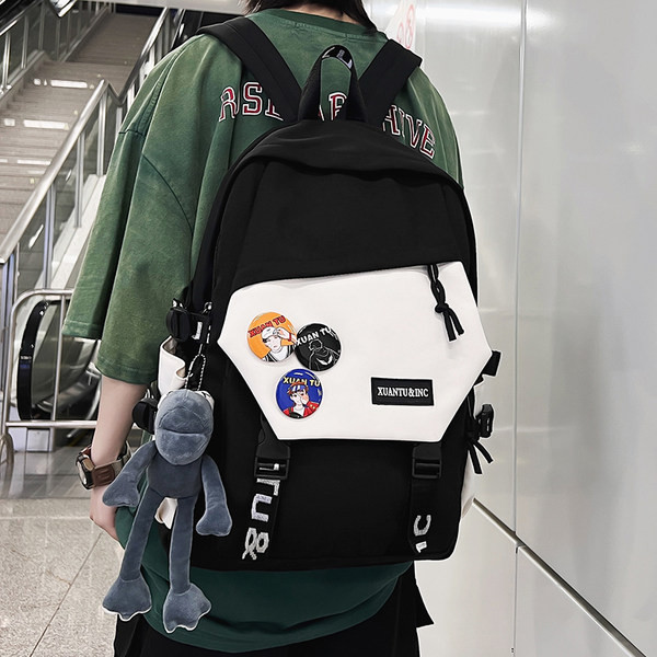 Moderný textilný batoh s 3D prvkom a nápisom pre mužov