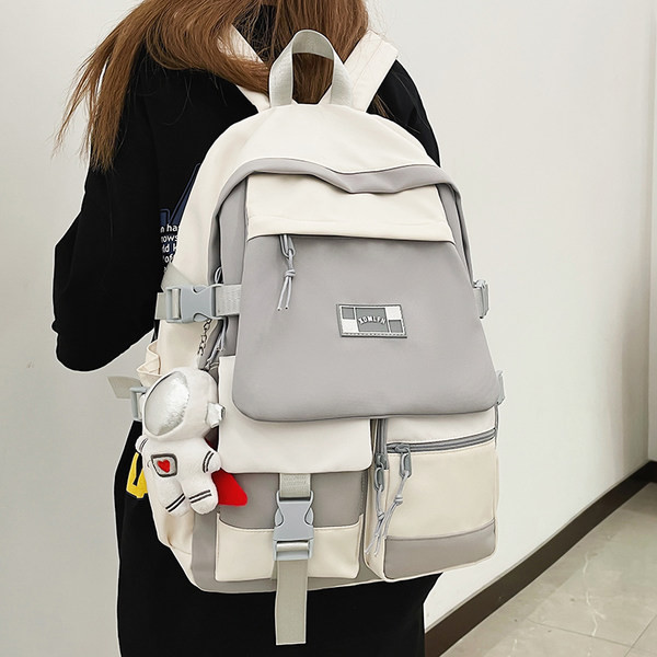 Pánsky textilný ležérny batoh s logom na prednom vrecku