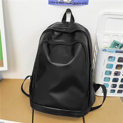 Pánsky kožený batoh čistého modelu so zapínaním na zips