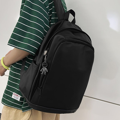 Pánsky kožený batoh čistého modelu so zapínaním na zips