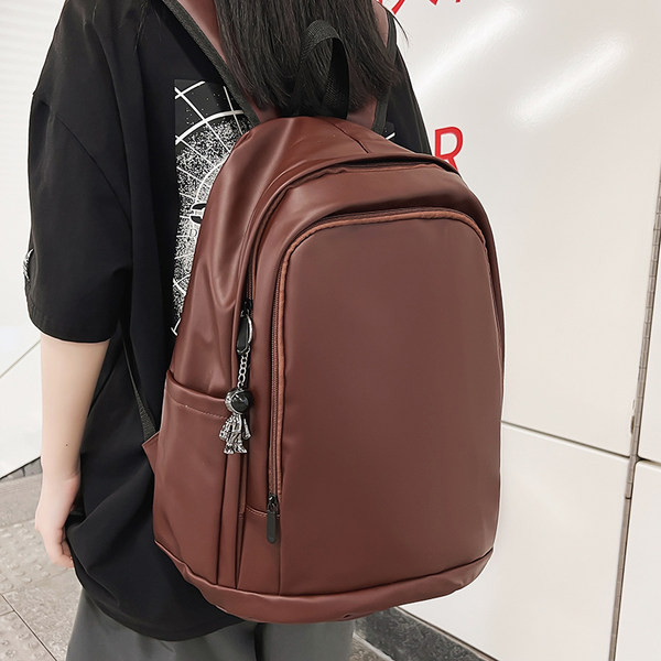 Pánsky kožený batoh čistého modelu so zapínaním na zips