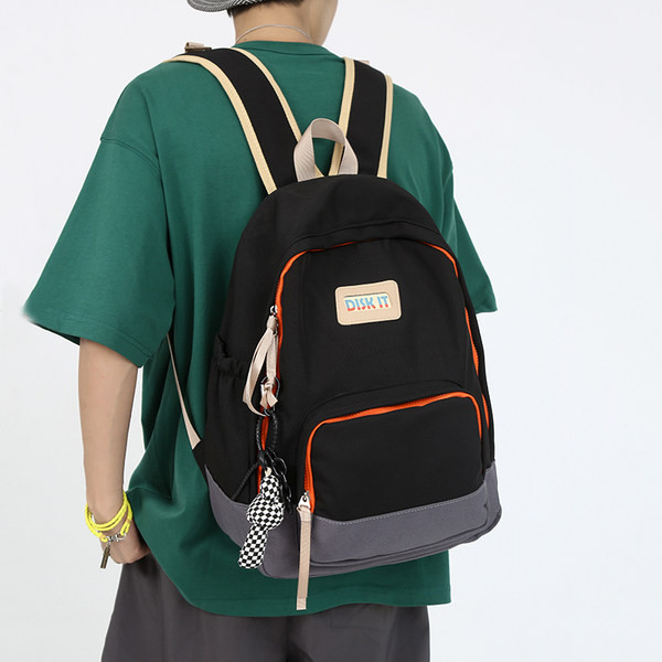 Stílusos férfi hátizsák logóval és cipzárral