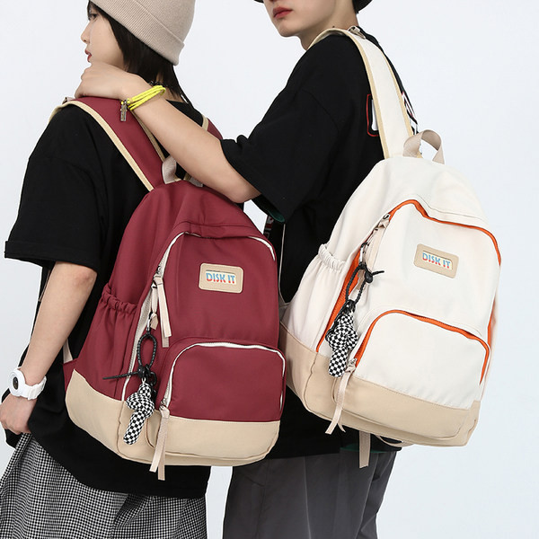 Stílusos férfi hátizsák logóval és cipzárral