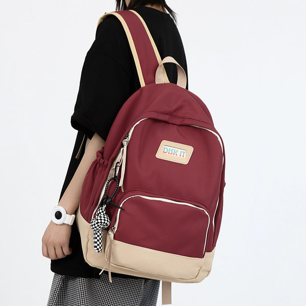 Stílusos férfi hátizsák logóval és cipzárral