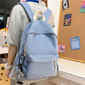 Jednofarebný textilný batoh pre mužov s predným vreckom