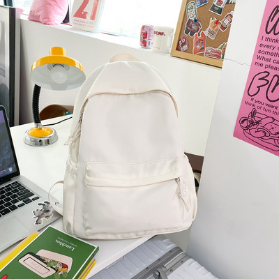 Jednofarebný textilný batoh pre mužov s predným vreckom