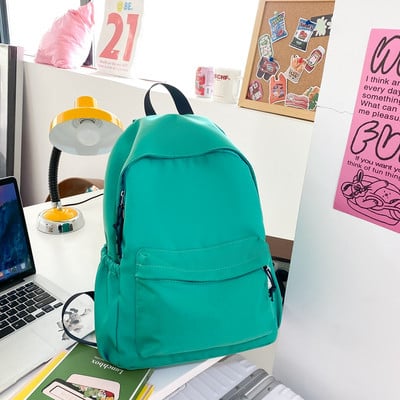 Jednofarebný textilný batoh pre mužov s predným vreckom