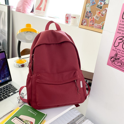 Jednofarebný textilný batoh pre mužov s predným vreckom