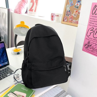 Jednofarebný textilný batoh pre mužov s predným vreckom