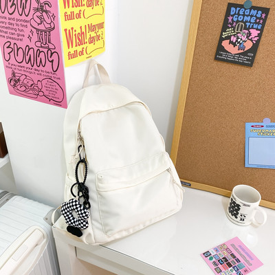 Jednofarebný textilný batoh pre mužov s predným vreckom