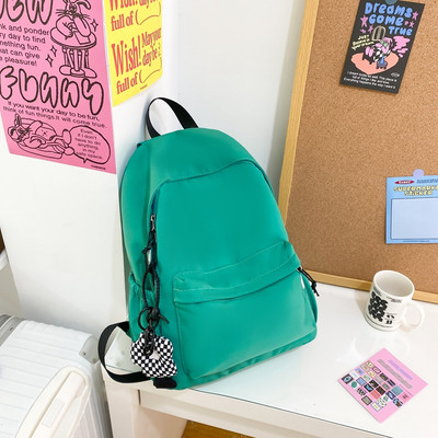 Jednofarebný textilný batoh pre mužov s predným vreckom