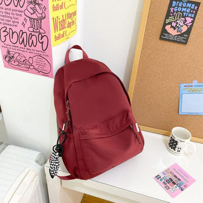 Jednofarebný textilný batoh pre mužov s predným vreckom